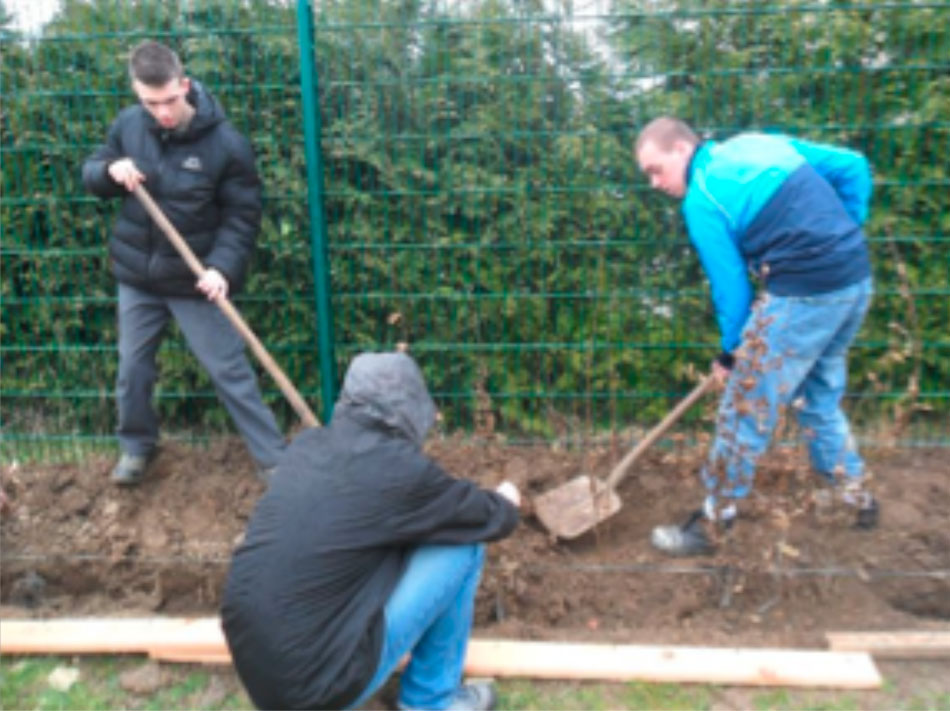 plantation de haie par les élèves de L'Epsis