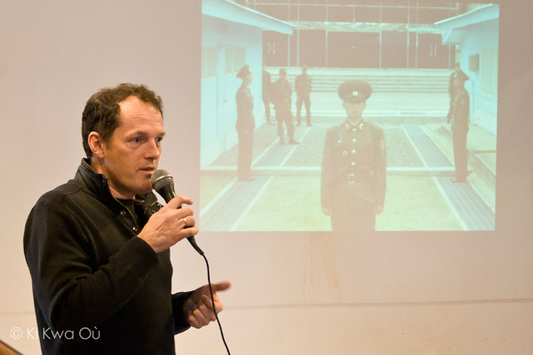 Conférencier devant une photo du D.M.Z.