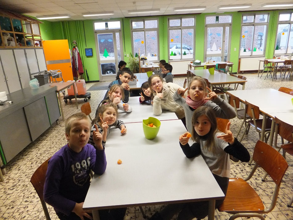 enfants mangeant des fruits