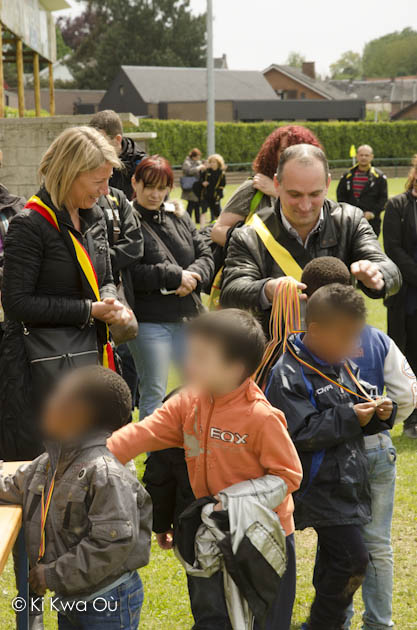 Remise des médailles aux enfants