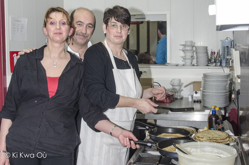 Cuisinières lors de la cuisson des crèpes