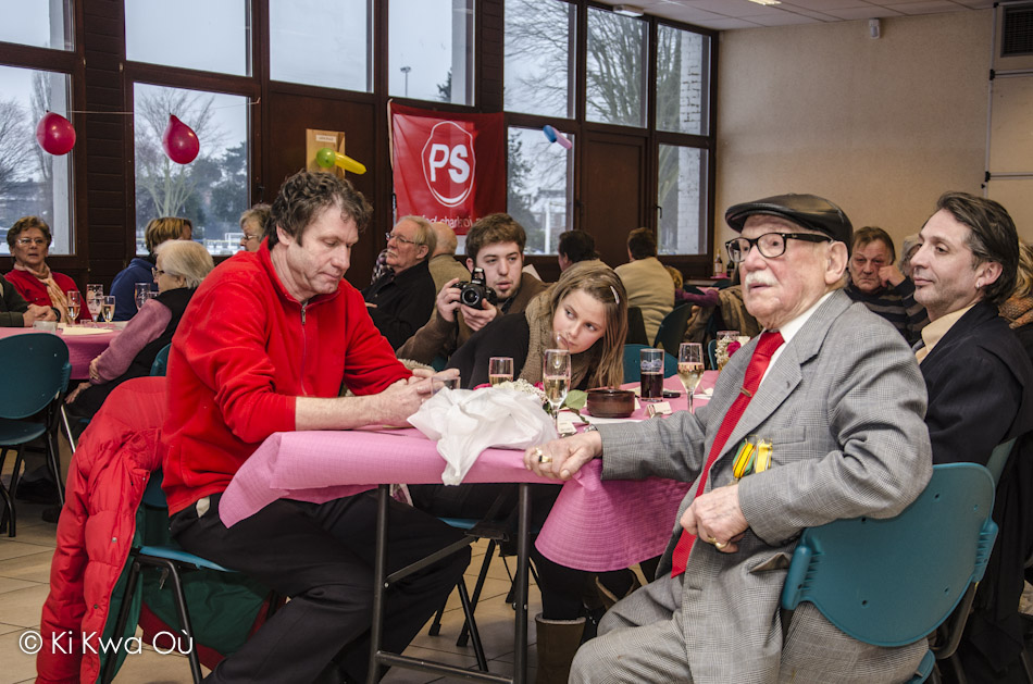 Léopold est assis avec sa famille 2