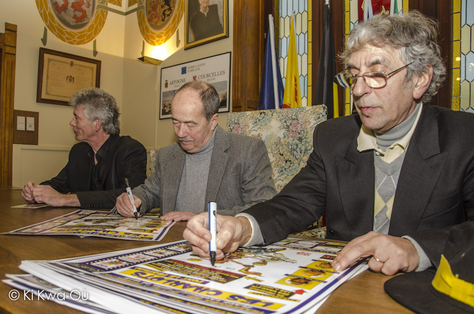 Les charlots signants des autographes aux employés communaux