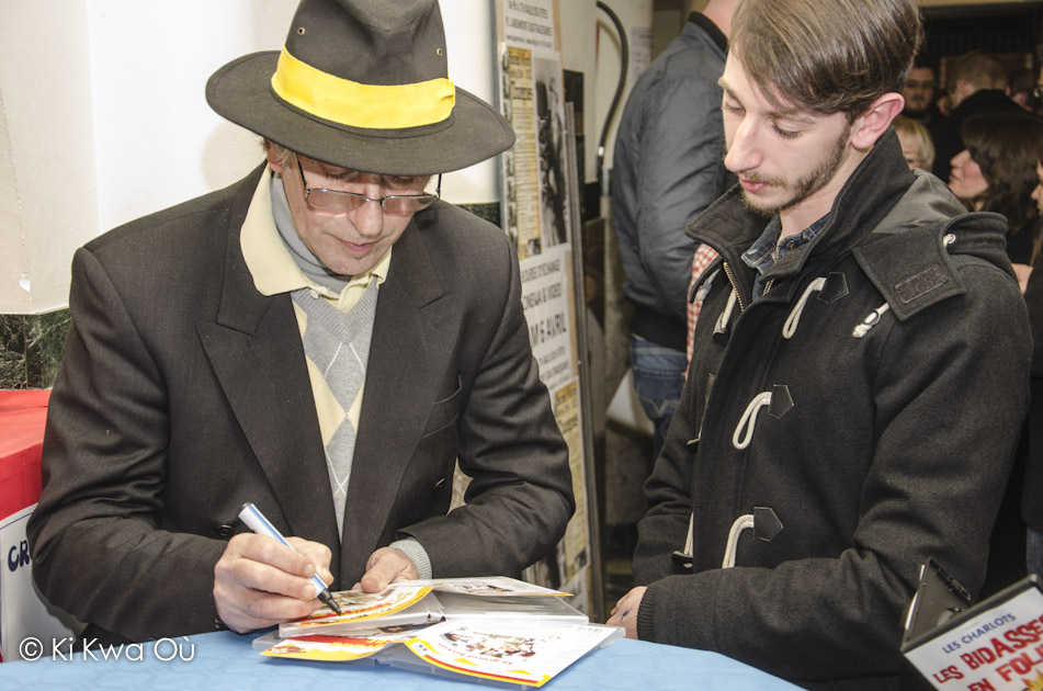 Jean-Guy Fechner signant des autographes