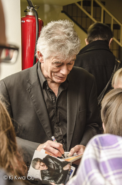 Richard Bonnot signant des autographes