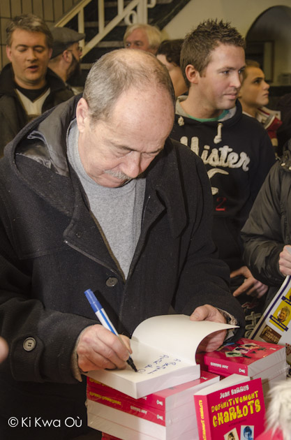 Jean Sarrus  signant des autographes dans son autobiographie