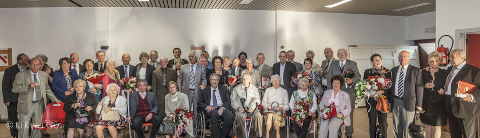 Photo de groupe des couples fêtant leur noce