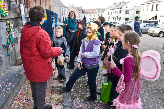 enfant recevant des bonbons