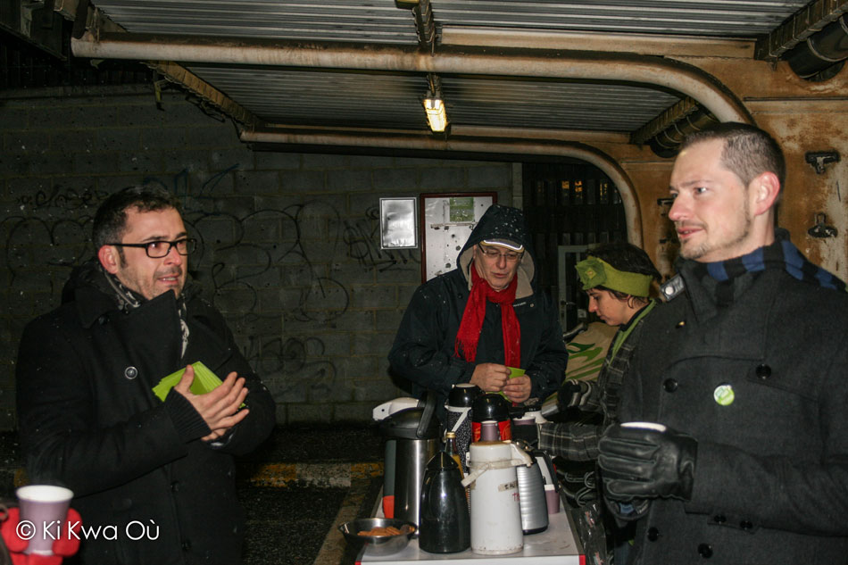 distribution de sucettes à la gare de Courcelles-Motte