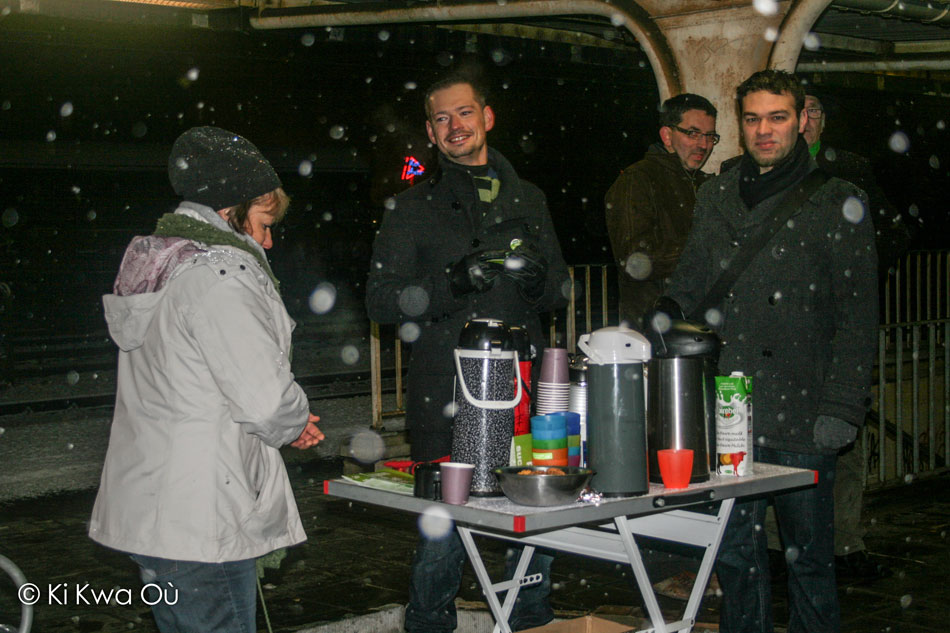 distribution de chocolat chaud à la gare de Courcelles-Motte