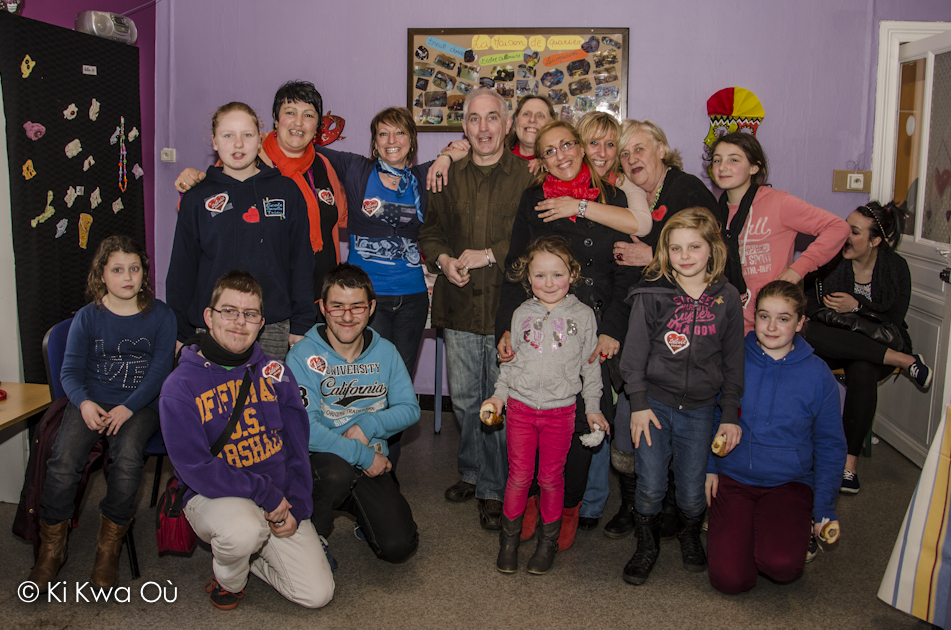 photo de groupe intérieur de la maison d'insertion